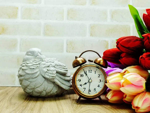 Fener ve yapay çiçek buketi ev dekorasyon konsepti ile çalar saat