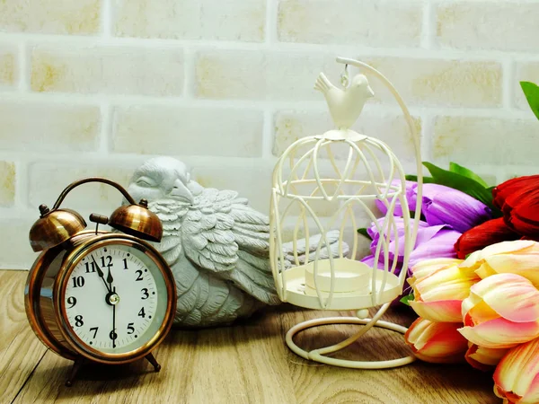 Fener ve yapay çiçek buketi ev dekorasyon konsepti ile çalar saat