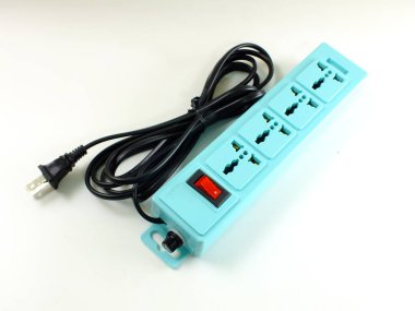 Elektrik uzantısı şerit izole üzerinde beyaz arka plan