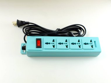 Elektrik uzantısı şerit izole üzerinde beyaz arka plan