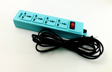 Elektrik uzantısı şerit izole üzerinde beyaz arka plan