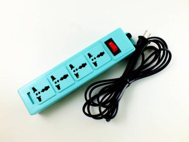 Elektrik uzantısı şerit izole üzerinde beyaz arka plan
