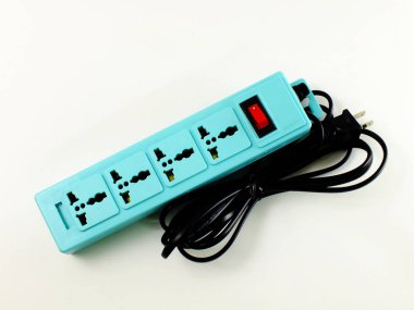Elektrik uzantısı şerit izole üzerinde beyaz arka plan