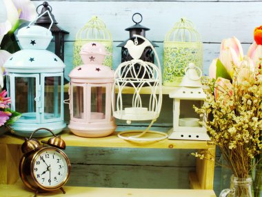 mum fenerler ve çiçekler buket ile ev dekorasyon