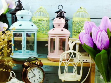 mum fenerler ve çiçekler buket ile ev dekorasyon