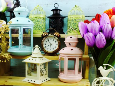 mum fenerler ve çiçekler buket ile ev dekorasyon