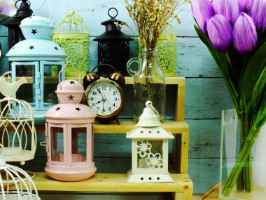 mum fenerler ve çiçekler buket ile ev dekorasyon