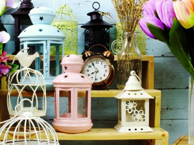 mum fenerler ve çiçekler buket ile ev dekorasyon