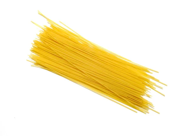 白い背景に分離された黄色のスパゲティ パスタ マカロニ — ストック写真