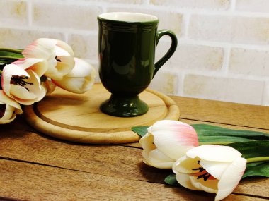 kahve fincanı ve bitki ahşap masa üzerinde kapat