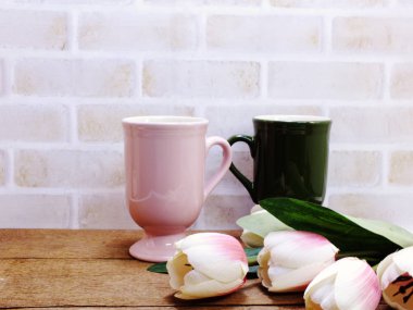 kahve fincanı ve bitki ahşap masa üzerinde kapat