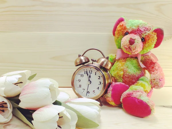 Oso de peluche lindo colorido con fondo de madera y espacio copia —  Fotos de Stock