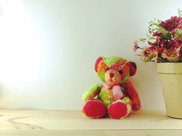 Oso tedy con despertador y ramo de flores sobre fondo de madera —  Fotos de Stock