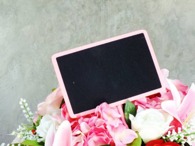 alan arka plan ile buket çiçek ve boş ahşap etiket