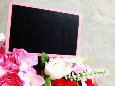 alan arka plan ile buket çiçek ve boş ahşap etiket