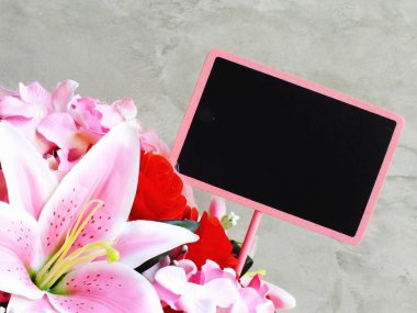 alan arka plan ile buket çiçek ve boş ahşap etiket