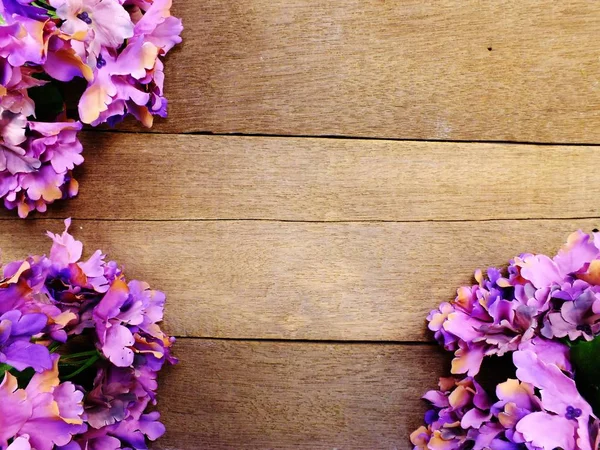 Kadın Ayakkabı ve çiçek buketi ahşap arka plan üzerinde daireler