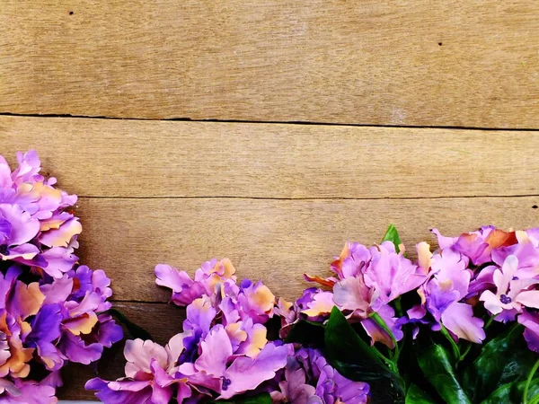 Houten achtergrond met bloemen boeket vintage filterkleur — Stockfoto