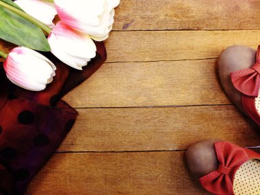 Kadın Ayakkabı ve çiçek buketi ahşap arka plan üzerinde daireler