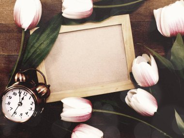 ahşap fotoğraf çerçevesi uzay arka plan ile yapay Lale çiçek süslemeleri