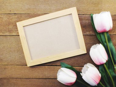 ahşap fotoğraf çerçevesi uzay arka plan ile yapay Lale çiçek süslemeleri