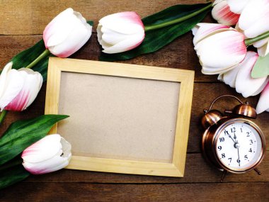 ahşap fotoğraf çerçevesi uzay arka plan ile yapay Lale çiçek süslemeleri