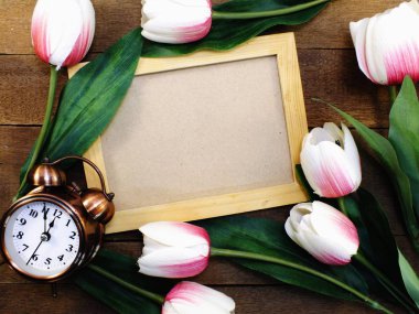 ahşap fotoğraf çerçevesi uzay arka plan ile yapay Lale çiçek süslemeleri