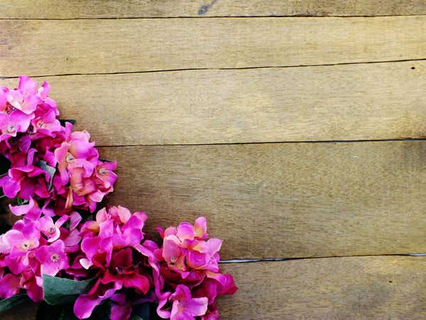 Fondo de madera con flores ramo vintage filtro color — Foto de Stock