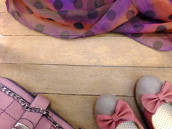 Женщины квартиры обувь и цветочный букет на деревянном фоне — стоковое фото