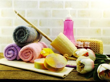 Spa aksesuarları şampuan sabun ve duş krem banyo ürünleri ile temizlik hijyen