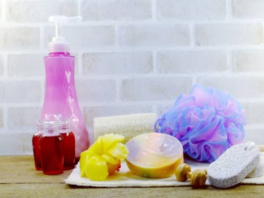 Spa aksesuarları şampuan sabun ve duş krem banyo ürünleri ile temizlik hijyen