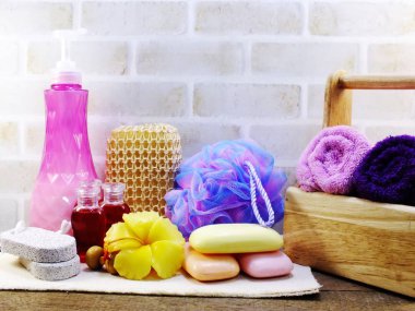 Spa aksesuarları şampuan sabun ve duş krem banyo ürünleri ile temizlik hijyen