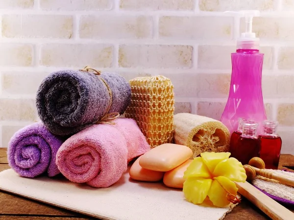 Hygien rengöring spa tillbehör med schampo tvål och kräm badrumsprodukter — Stockfoto