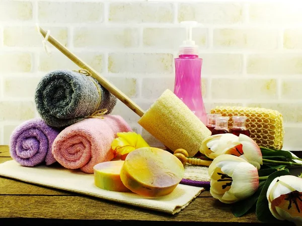 Υγιεινής αξεσουάρ σπα με σαμπουάν και σαπούνι ντους λουτρών κρέμας προϊόντα καθαρισμού — Φωτογραφία Αρχείου
