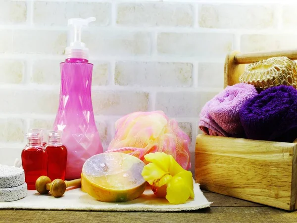 Spa aksesuarları şampuan sabun ve duş krem banyo ürünleri ile temizlik hijyen