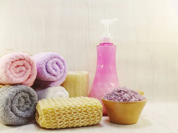 Spa aksesuarları şampuan sabun ve duş krem banyo ürünleri ile temizlik hijyen
