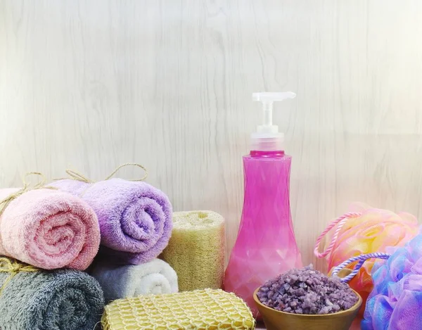 Spa aksesuarları şampuan sabun ve duş krem banyo ürünleri ile temizlik hijyen
