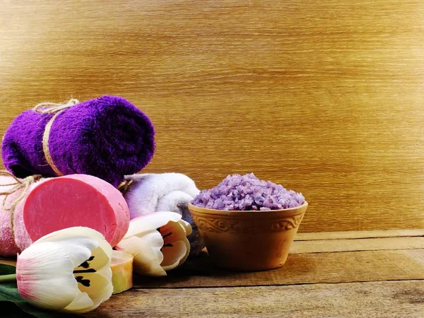 Limpeza acessórios spa com Shampoo sabão e produtos de banho de creme de chuveiro — Fotografia de Stock