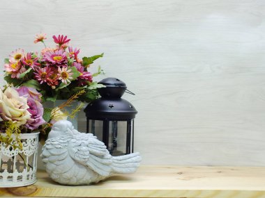mum fenerler ve çiçekler buket ile ev dekorasyon