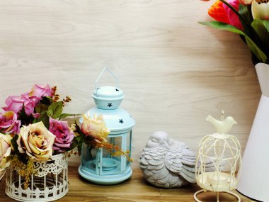 mum fenerler ve çiçekler buket ile ev dekorasyon