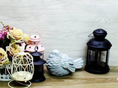 mum fenerler ve çiçekler buket ile ev dekorasyon