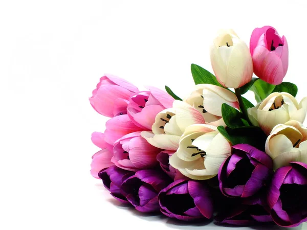 Букет из искусственных цветов тюльпана на белом фоне — стоковое фото