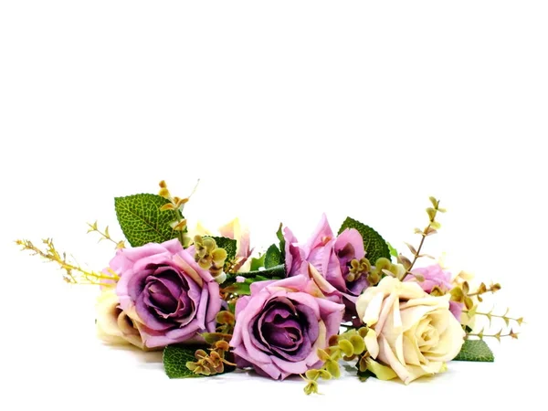 Künstliche Rosen Blumen Blumenstrauß isoliert auf weißem Hintergrund — Stockfoto
