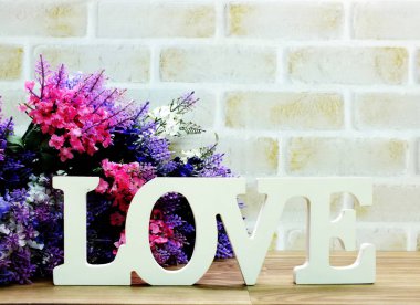 sevgi sözcüğü ile yapay çiçek dekorasyon ahşap