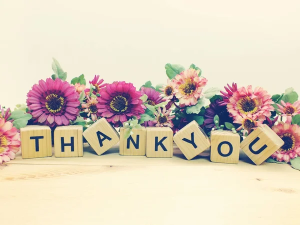 Lettering Obrigado Com Buquê Flores Artificiais — Fotografia de Stock