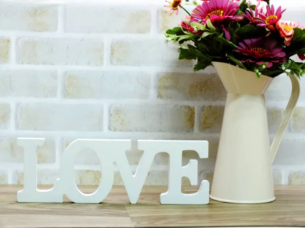 sevgi sözcüğü ile yapay çiçek dekorasyon ahşap