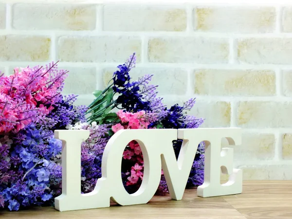 sevgi sözcüğü ile yapay çiçek dekorasyon ahşap