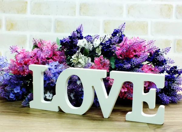 sevgi sözcüğü ile yapay çiçek dekorasyon ahşap