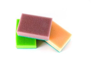 Beyaz arka plan üzerinde izole renkli mutfak süngerler