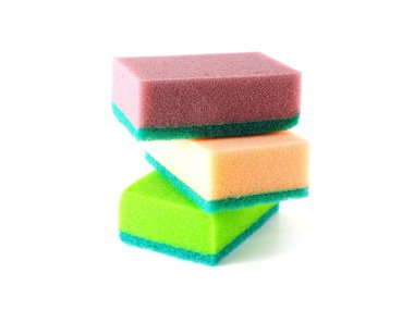 Beyaz arka plan üzerinde izole renkli mutfak süngerler